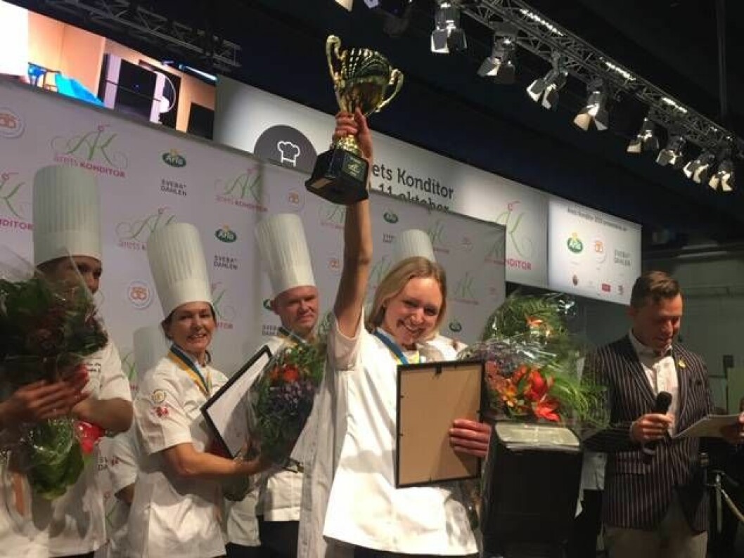 Isabella Westergren höjer sitt pris i luften på bak- och chokladfestivalen på Stockholmsmässan. Nu kan hon titulera sig Årets konditor 2019. Foto: Maria Wigur Isabella Westergren med sitt pris efter att hon vunnit Årets konditor 2019