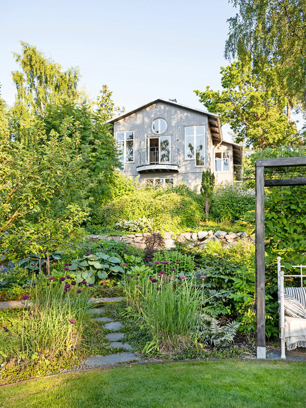 Högst upp i backen ligger huset med utsikt över trädgården och havet. På sina ställen är tomten mycket brant. Högst upp i backen ligger huset med utsikt över trädgården och havet.
På sina ställen är
tomten mycket brant.