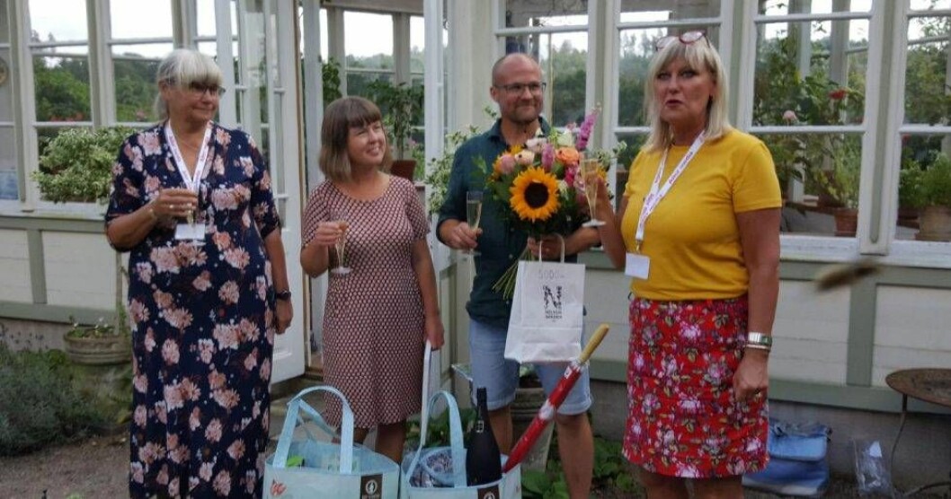 Rebecca Malmsköld och Staffan Eklund tar emot priset för Årets Trädgård 2019 från Susanne Lindén, chefredaktör Allers och Allas. Till höger: Trädgårdsskribent Kerstin Holmberg. Foto: Marie Kasimir Årets Trädgård 2019