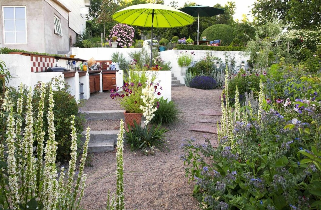 Uteköket. Nära huset ligger det fina uteköket med generösa arbetsytor och en köksö. Här finns både vatten och en grill. Praktiskt och vackert. Utekök med både vatten och grill i Årets trädgård 2019