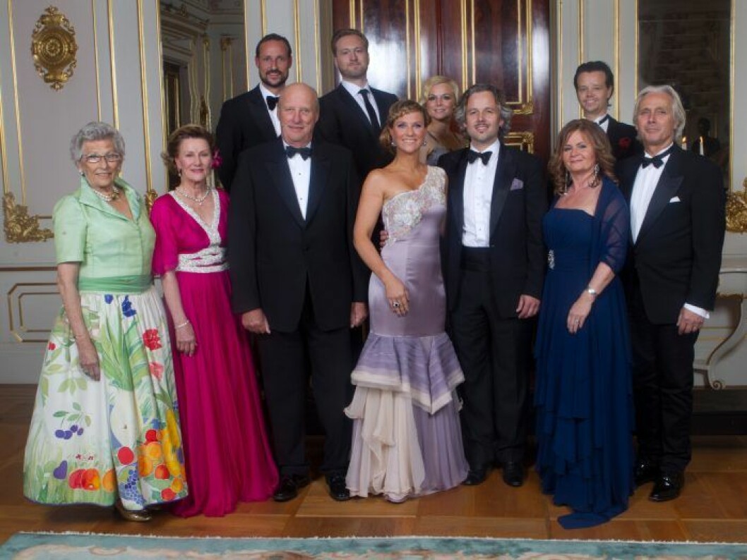 Ari och hans föräldrar tillsammans med norska kungafamiljen i samband med prinsessan Märtha Louises 40-årsfest på Kungliga slottet i Oslo. Ari Behn och prinsessan Märtha Louise med norska kungafamiljen och Aris mamma och pappa