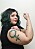 Arlene Stridh spänner musklerna och har en tatuering på överarmen med kvinnosymbolen.