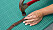 Slå hål i skinnband med hjälp av en håltagare.