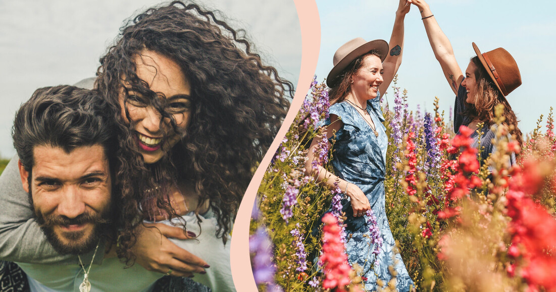 Till vänster: Lyckligt kärlekspar ler mot kameran. Till höger: Två vänner håller upp händerna i luften ståendes på en blomsteräng.