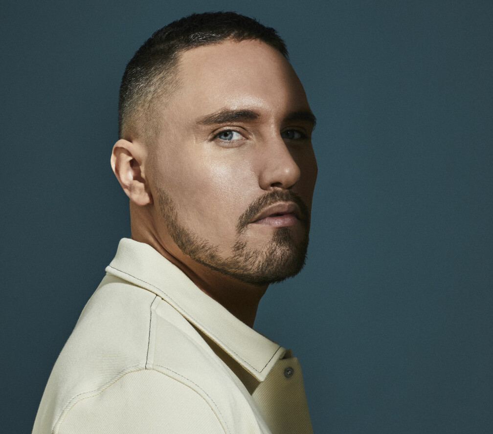 Patrik Jean debuterar som artist i <span class=" italic" data-lab-italic_desktop="italic">Melodifestivalen</span> 2021. Artisten och låtskrivaren Patrik Jean.