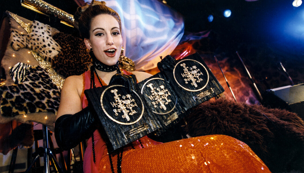 Lisa Nilsson med sina tre grammisar efter Grammisgalan 1993, där Lisa prisades för 1992 års bästa kvinnliga rock/pop artist, årets album Himlen runt hörnet och årets låt Himlen runt hörnet. Artisten och sångerskan Lisa Nillson med sina grammisar.