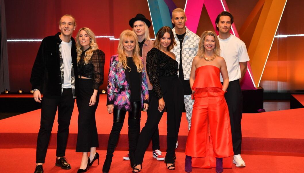 Artister i deltävling 4 av Melodifestivalen 2020. Från vänster: Simon Peyron, Ellen Benediktson, Nanne Grönvall, Jakob Karlberg, Hanna Ferm, William Stridh, Frida Öhrn och Victor Crone.