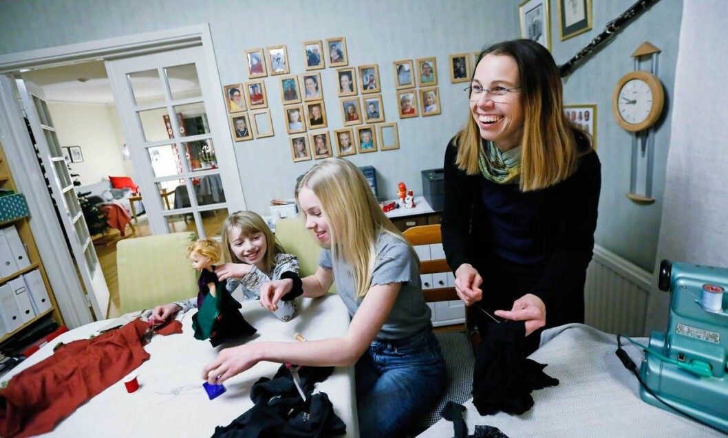 Ellen, Frida och Åsa har stor hjälp av symaskinen. Foto: Petra Älvstrand Åsa Axelsson pysslar med döttrarna