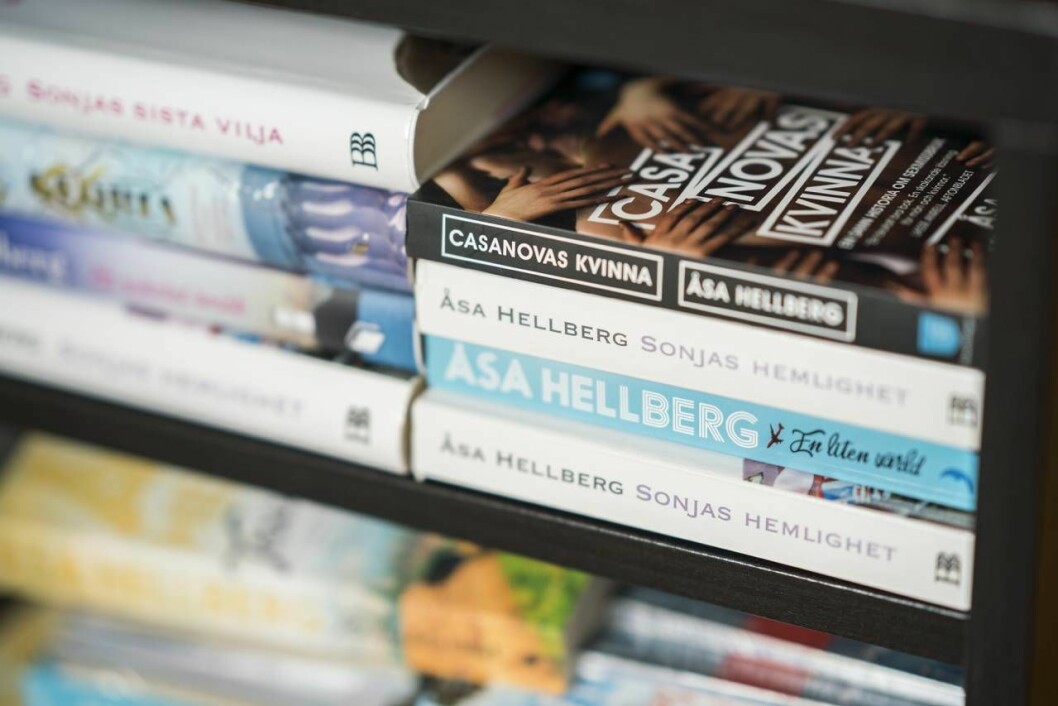 Här ser vi några av Åsa Hellbergs succéböcker. Författaren trivs alldeles utmärkt med att skriva hemma i mjukisbyxor.