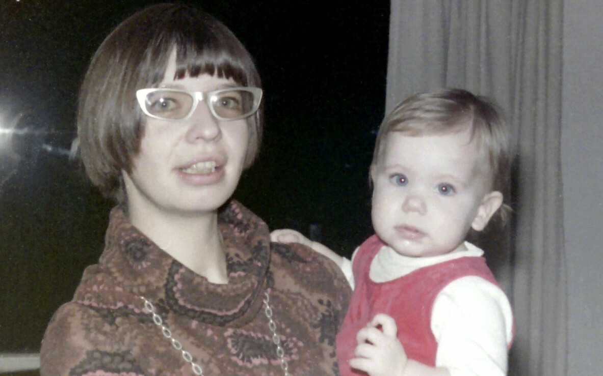 Åsa med mamma. Liten Åsa med mamma