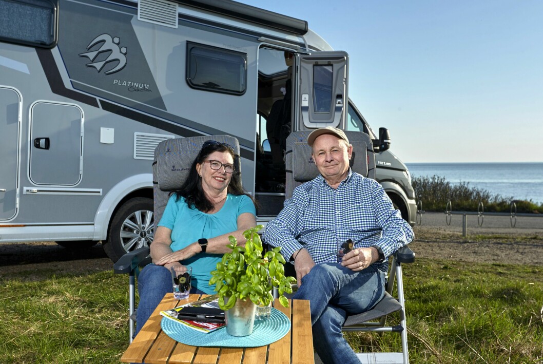 Åsa och micke sitter utanför husbilen