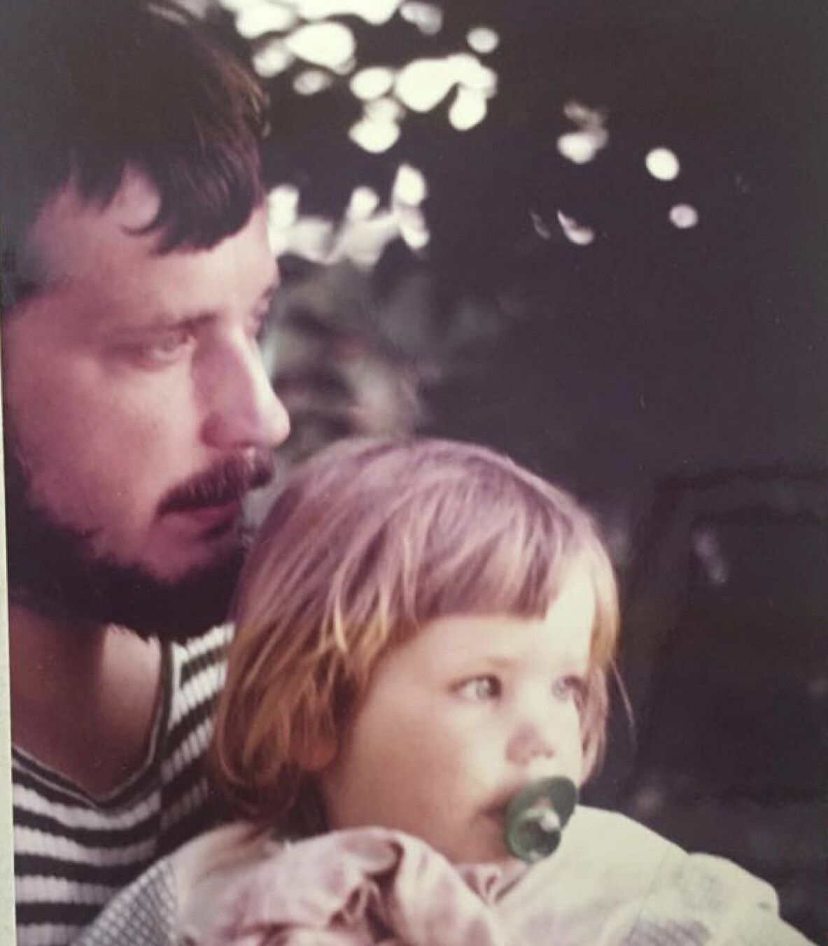 Åsa i pappas trygga famn. Med pappa
