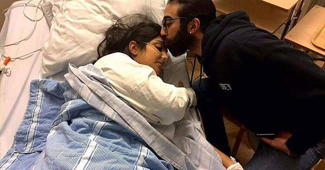 Asal Ghazizadeh får en puss på pannan av sin bror efter att ha opererats för cancer.