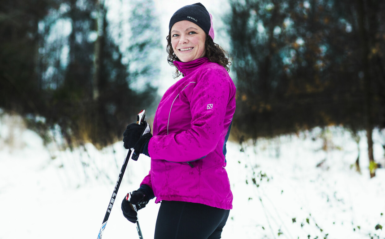 ”Jag har fått lära mig att känna efter på ett nytt sätt och inse när det är nog”, säger Ragnhild. Foto: Astrid Waller Astrid, som nu är tröttare och måste spara på krafterna, står i skidspåret och ler mot kameran.