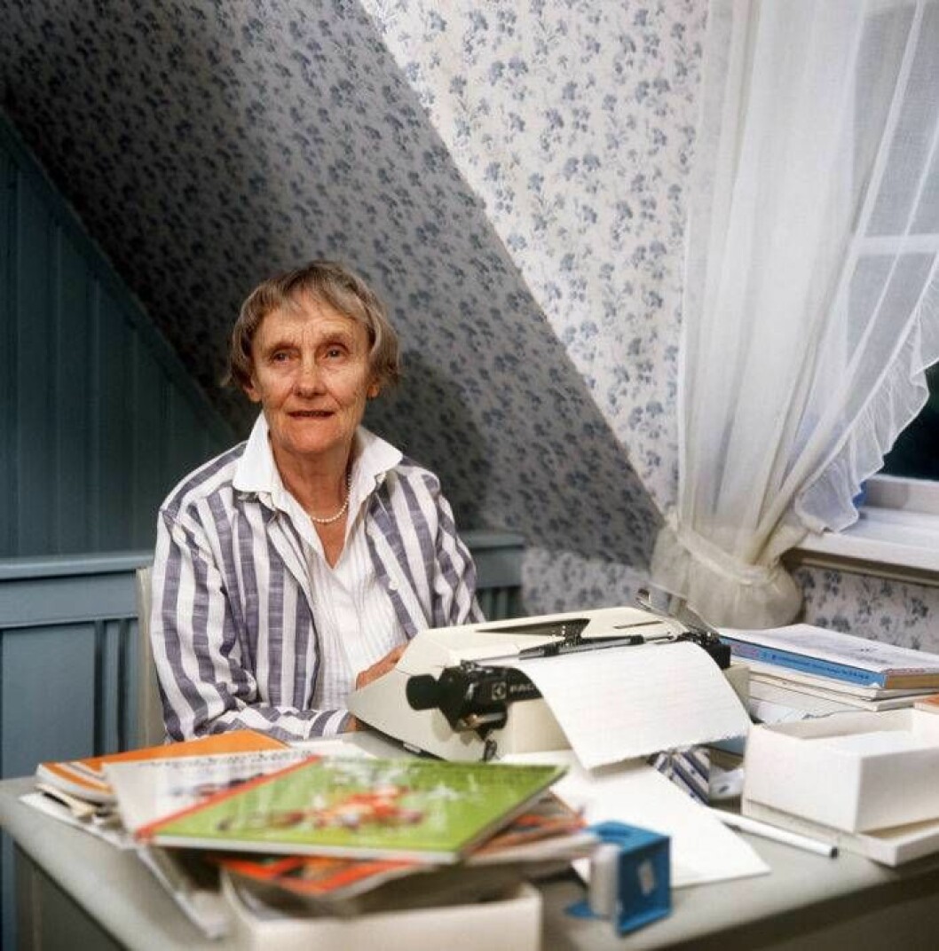 Astrid Lindgren vid skrivmaskinen.