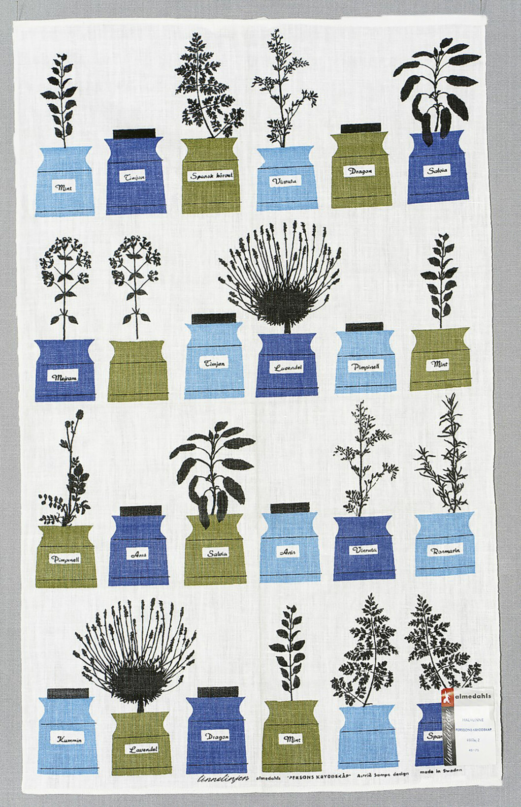 <span class=" italic" data-lab-italic_desktop="italic">Persons kryddskåp</span> från 1955 med dekor inspirerad av keramikern Signe Persson-Melins kryddburkar är Astrid Sampes enskilt mest kända mönster. Det är fortfarande i produktion.