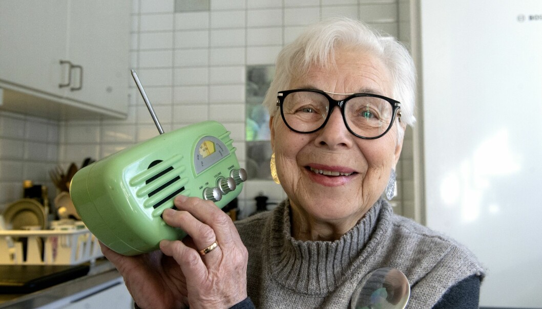 I radion presenteras hon som ”En arg 91-årig käring från Gnosjö”. Nu är Astrid ”arg” med hela svenska folket. Under ett par minuter i veckan får hon fritt fram att säga sitt hjärtas mening. Astrid Uhnér håller upp en gammaldags grön radio mot örar och berättar att hon alltid har haft starka åsikter.