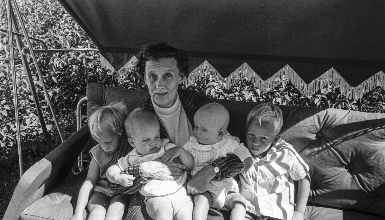 Reportage hos Astrid Lindgren i Furusund. Sänt första gången 1965-08-22. Här ses författaren Astrid Lindgren tillsammans med sina barnbarn.