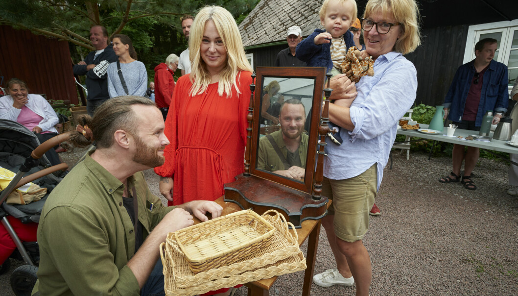 Helen Lindahl, Karolin Bjäreborn och Niklas Heliosson med lilla sonen Julian är nöjda med pigtittaren och bordet som de ropade in för 130 respektive 275 kronor. Helen Lindahl, Karolin Bjäreborn och Niklas Heliosson med lilla sonen Julian är nöjda med pigtittaren och bordet som de ropade in för 130 respektive 275 kronor.