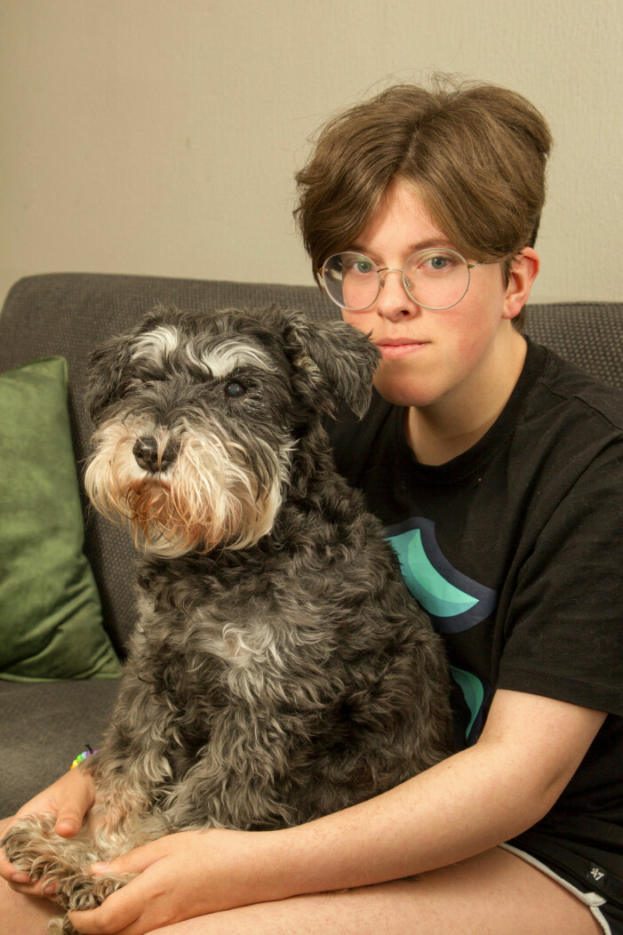 A causa dell'autismo, Madeleine ha avuto difficoltà a farsi degli amici. Max è il suo migliore e più fedele amico. Madeline siede con Max il cane in grembo