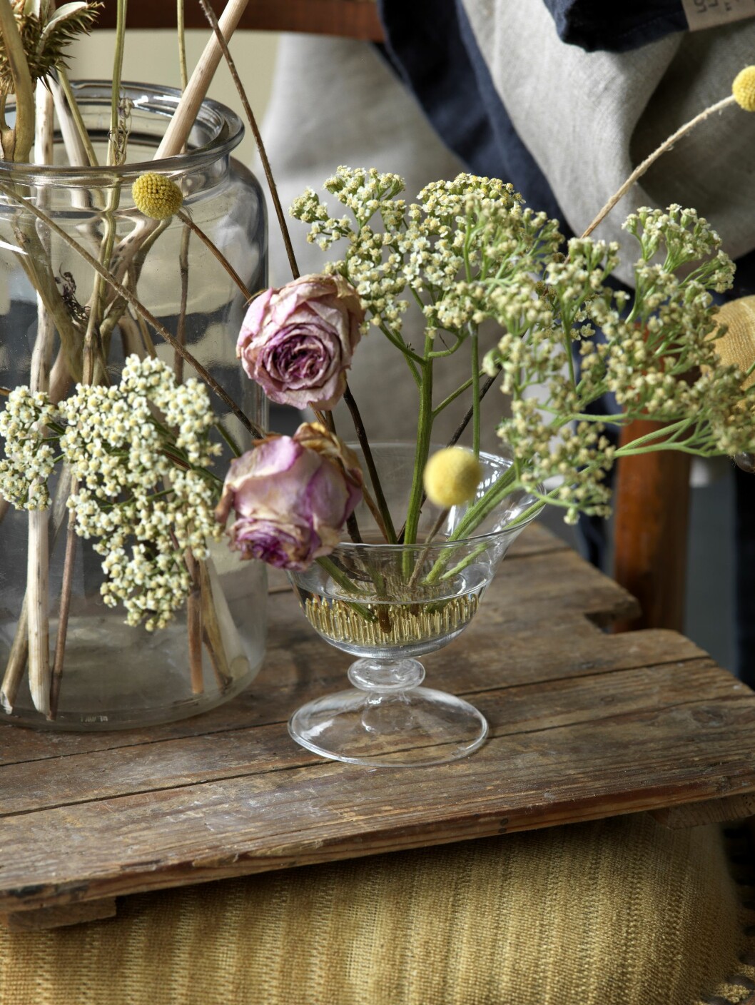 Vas med blomsterfakir och liten bukett torkade blommor.