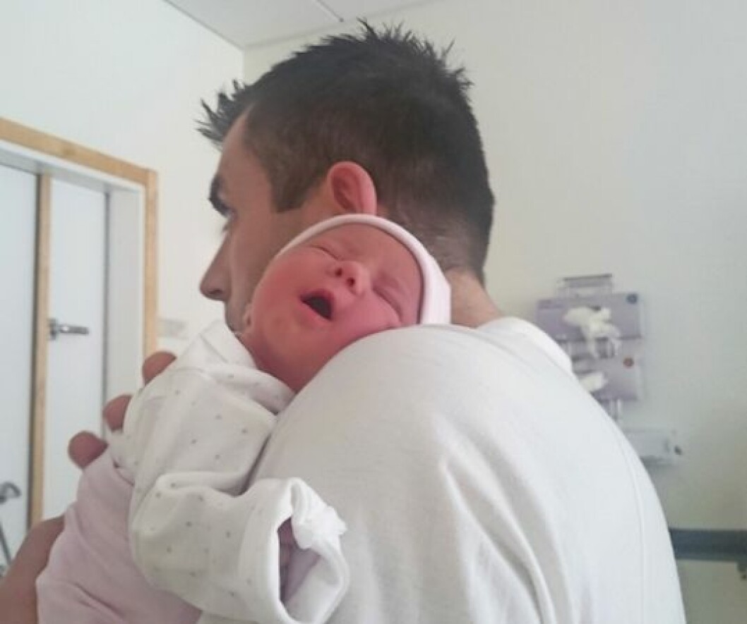 Nyfödda Ayse tillsammans med pappa Zaza Aygun. Pappa Zaza Aygun tillsammans med dottern Ayse.