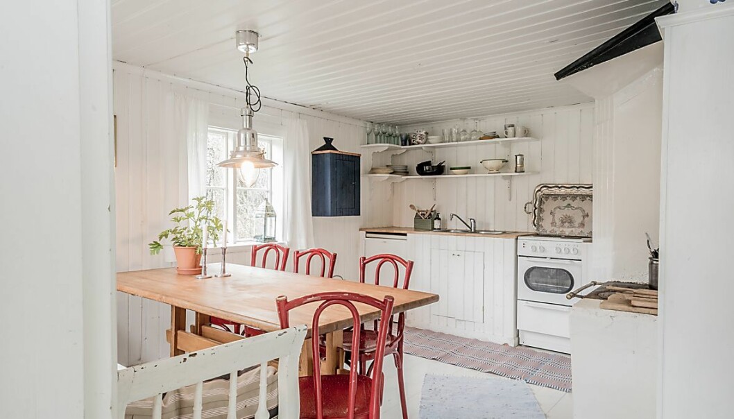 Mysigt kök med gott om platser för familj eller gäster. I torpet finns det även el och kommunalt sommarvatten.