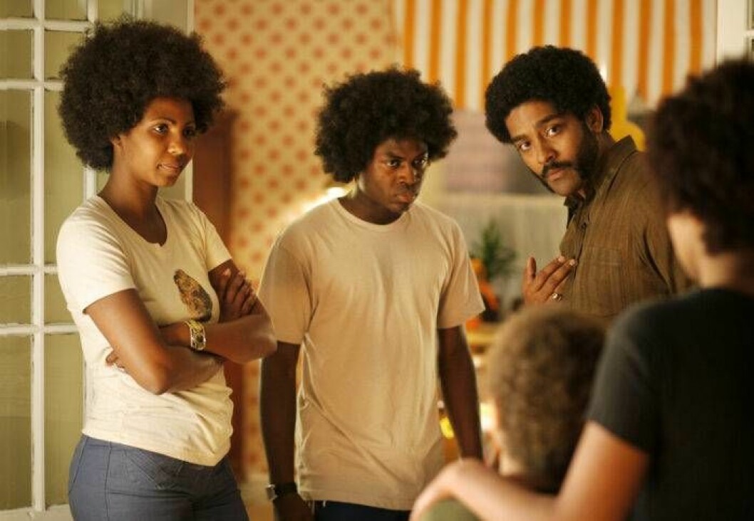 Mamma ( Zarina Musa), äldste sonen Big Willy (spelas av David Nzinga) och pappa (Alexander Karim) I SVT-serien <em>Babajou</em>. Foto: SVT/Johan Paulin Alexander Karim i Babajou