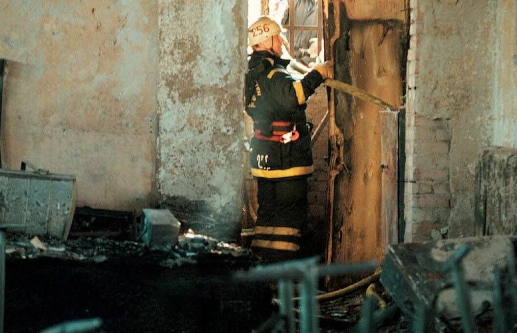 En brandman i lokalen efter Backabranden 1998