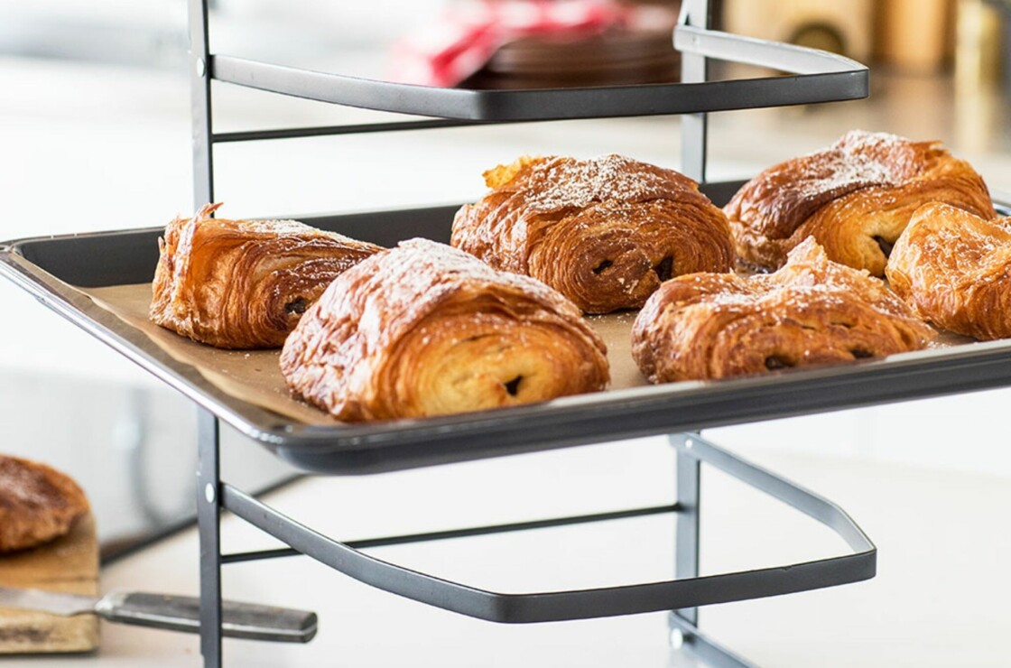 Det går alldeles utmärkt att använda bakplåtsstället till annat än wienerbröd, men visst ser det gott ut? Spara plats i köket med den här ihopfällbara bakplåtsställningen.