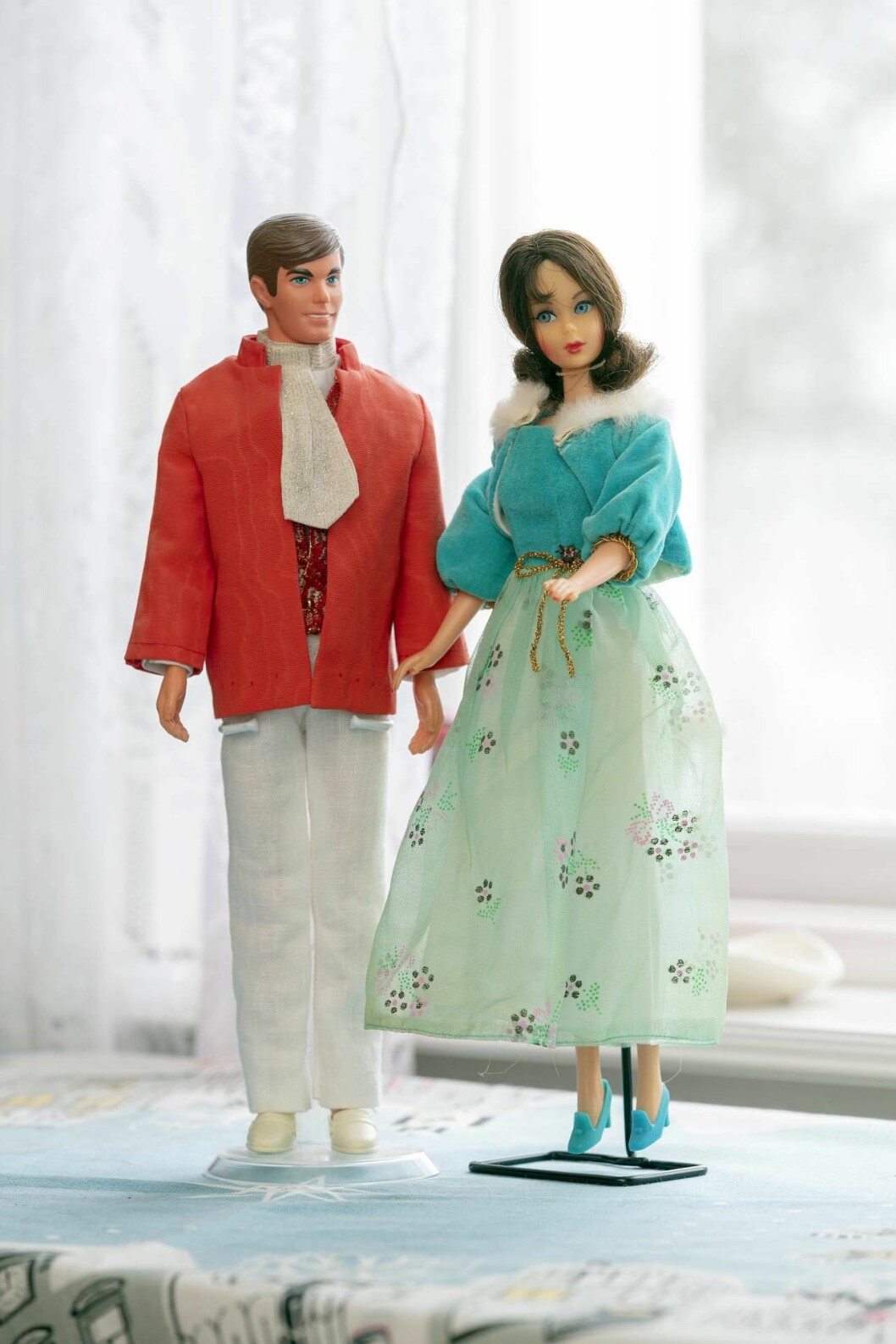 Första Ken-dockan tillverkades 1961. Hans fullständiga namn är Ken Carson och han är två år yngre än flickvännen Barbie. Barbie och Ken.