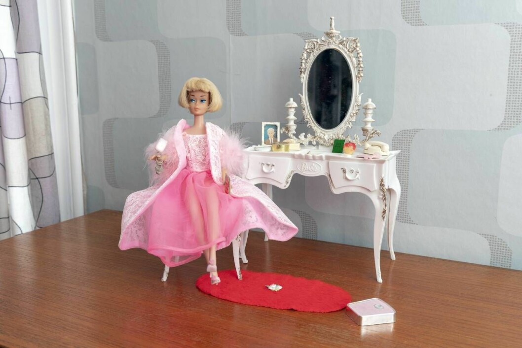 American Girl från 1964 med sin rosa Lady shaver. På sminkbordet finns ett foto av pojkvännen Ken. Foto: Alexander von Sydow American Girl från 1964 med sin rosa Lady shave.