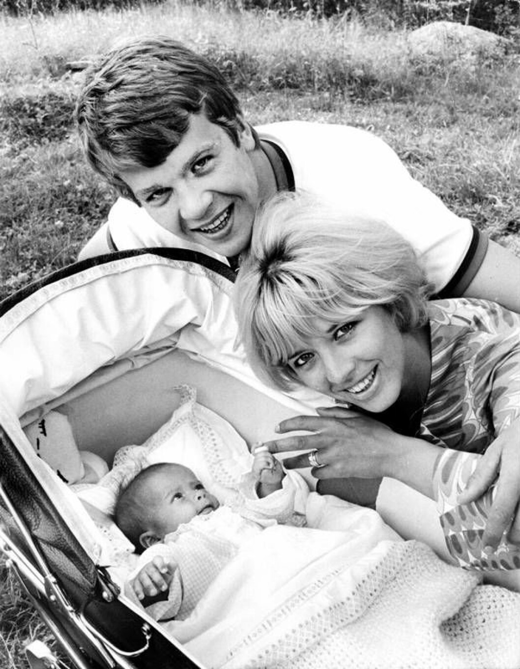 Barbro ”Lill-Babs” Svensson tillsammans med Lasse Berghagen och en nyfödd Malin Berghagen 1966. Foto: IBL Lasse Berghagen, Barbro "Lill-Babs" Svensson och en nyfödd Malin Berghagen 1966.
