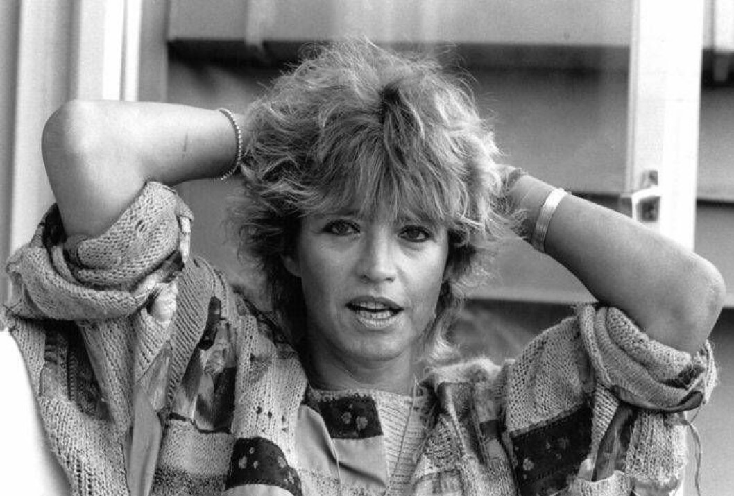 Barbro "Lill-Babs" Svensson får 1994 medalj av kungen för lång och trogen tjänst.