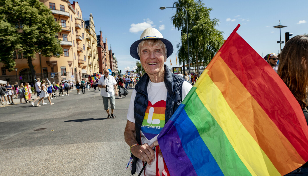 Barbro Westerholm har alltid brunnit för hbtqi-personers rättigheter. Här deltar hon i Pridefestivalen i Stockholm 2019. Riksdagspolitikern Barbo Westerholm bär på en regnbågsflagga under Pridefestivalen i Stockholm 2019.