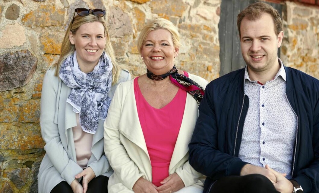 Barnen Ida och Viktor har stöttat Mia och gläds åt att hon mår bättre igen. Foto: Thommy Hvitfeldt. Mia tillsammans med sina barn Ida och Viktor.