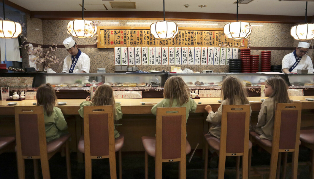 Japansk restaurang i Osaka, barnen älskar sjögräs, sushi och nudlar. Foto: Privat Barn på restaurang i Osaka.