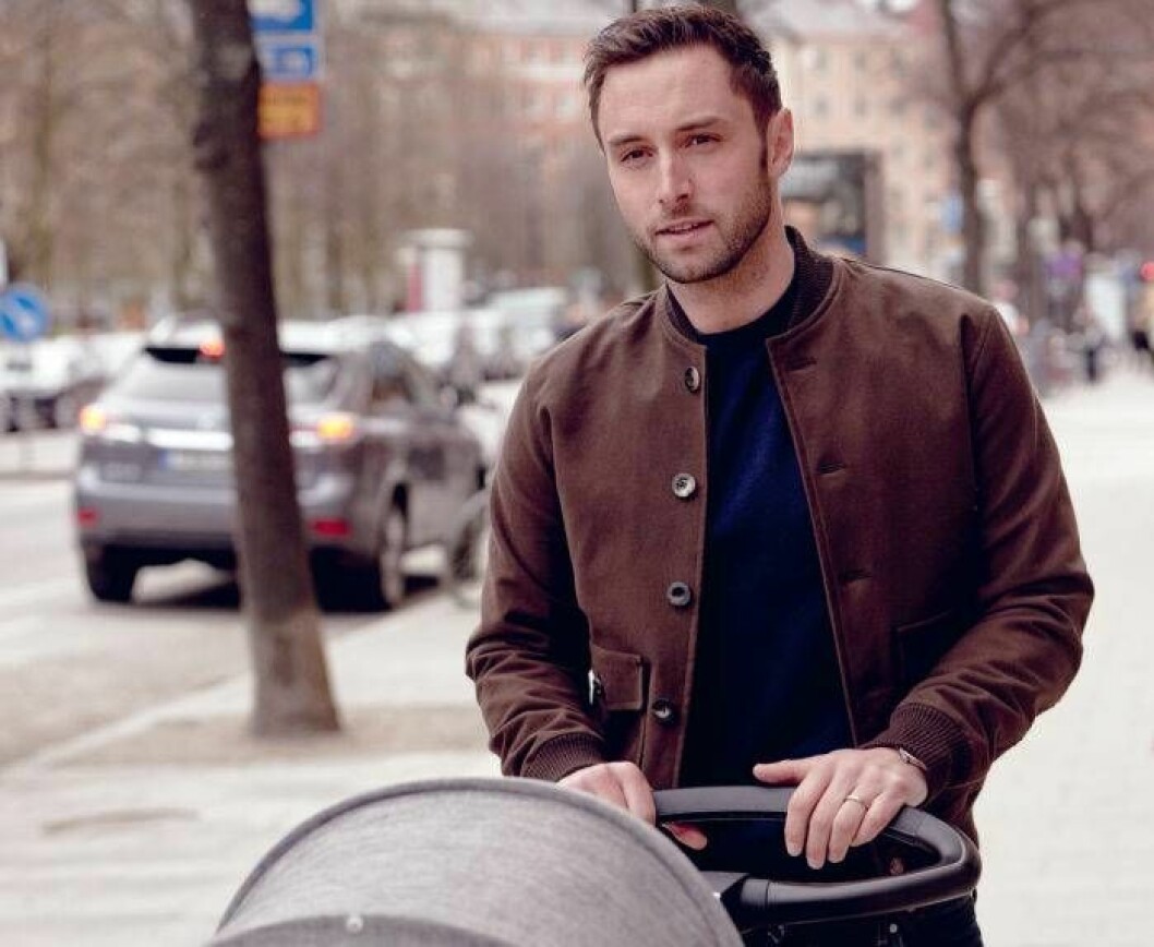 Måns Zelmerlöw trivs i papparollen. Foto: pressbild Måns Zelmerlöw med barnvagn