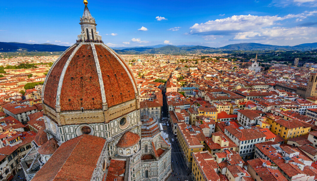 Basilica di Santa Maria del Fiore är katedralen i Florens, berömd för sin stora kupol ritad av Filippo Brunelleschi. Bild tagen ovanifrån på Florens
