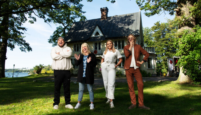 Anis Don Demina, Sussie Eriksson, Sofia Dalén och Marcus Berggren utgör den fasta panelen i <em>Bäst i test </em>2022. Anis Don Demina, Sussie Eriksson, Sofia Dalén och Marcus Berggren framför Bäst i test-huset.