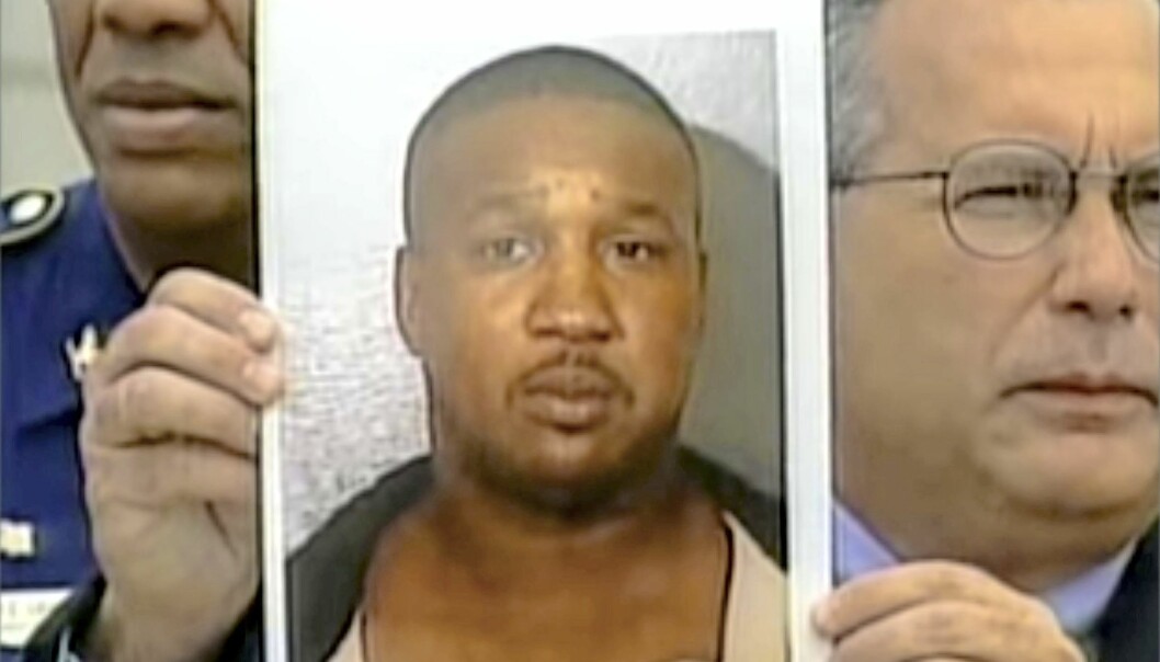 Derrick Todd Lee var känd i området som en enstöring och fönstertittare. En bild på Derrick Todd Lee hålls upp när han har identifierats som Baton Rouge-mördaren.