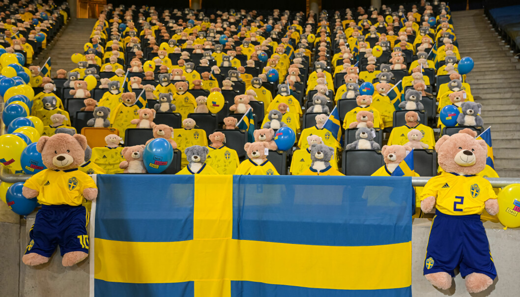 Heja Sverige! En av nallarna och tröjorna i den gula väggen kan bli din. Alla nallarna är till salu för 400 kronor styck. De första 100 köparna får också en tröja.