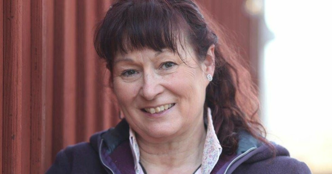 Bea Chrawall berättar att hon aldrig tagit kontakt med den dåvarande sambon som dömdes för att ha orsakat Beas dotter Idas död. Bea Chrawall framför en röd vägg.