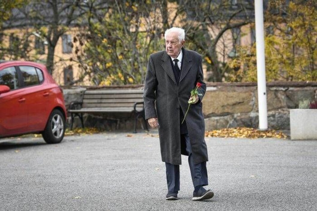 Bert-Åke Varg anländer till Arne Weises begravning. Bert-Åke Varg