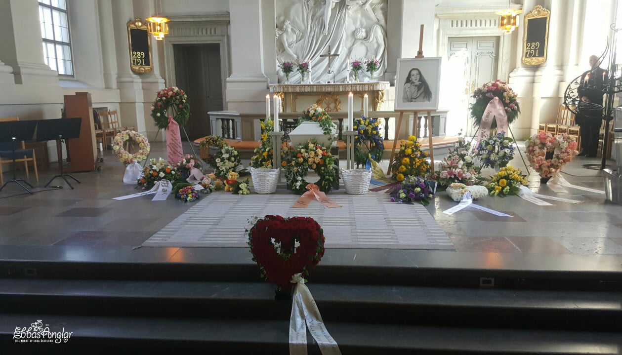 Tiden innan Ebbas begravning fick Jeanette Darins sång Tänk dig på hjärnan. Hon är säker på att det var ett tecken från sin dotter om att den skulle spelas i kyrkan. Och lyckligtvis ställde dotterns stora idol upp och spelade den live. "Darin var helt magisk i kyrkan på begravningen och jag är så tacksam för att jag kände mig pushad till att fråga". säger Jeanette. Begravning för Ebba Åkerlund.