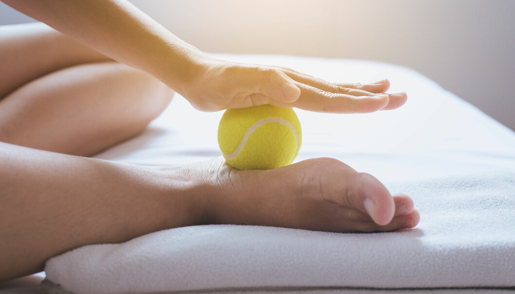 Massage med en tennisboll kan hjälpa mot hälsporre.