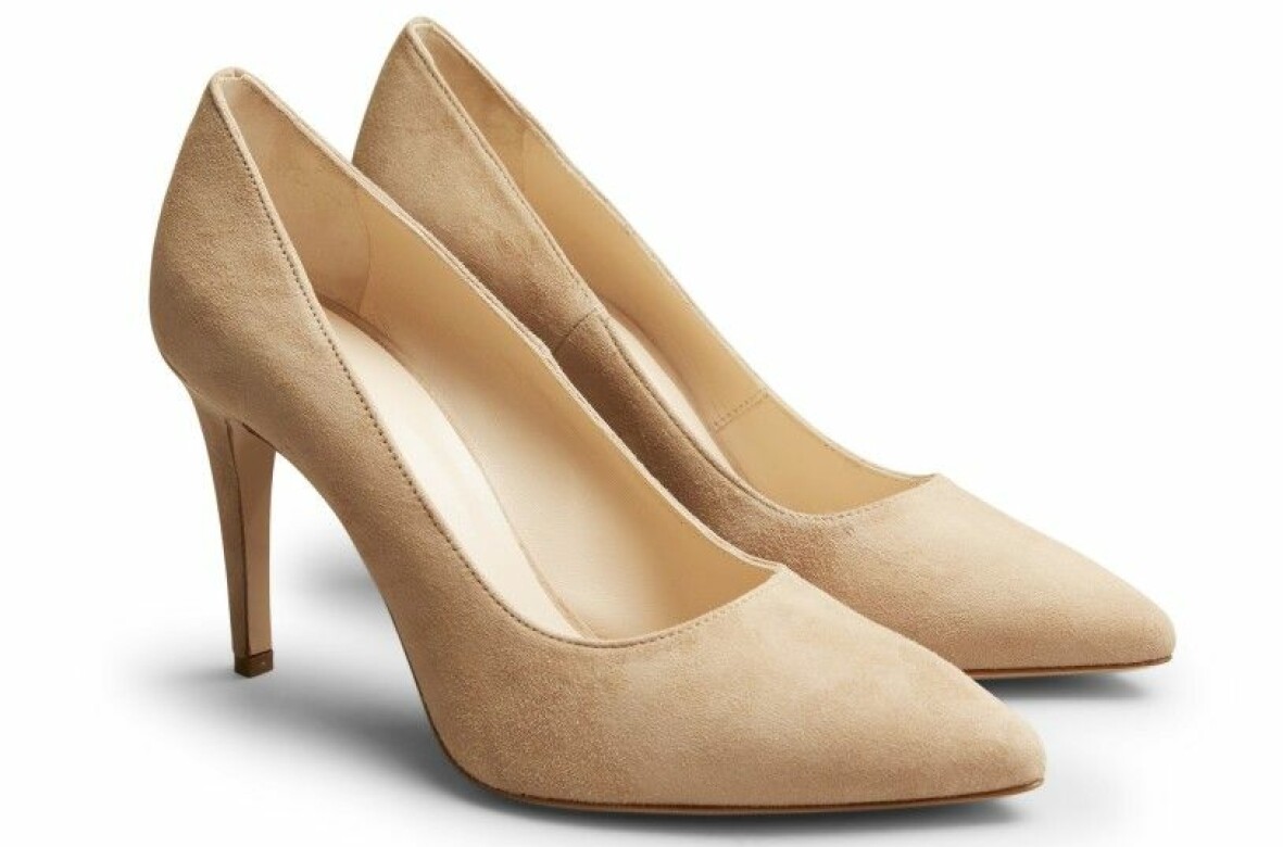 Beigea pumps.