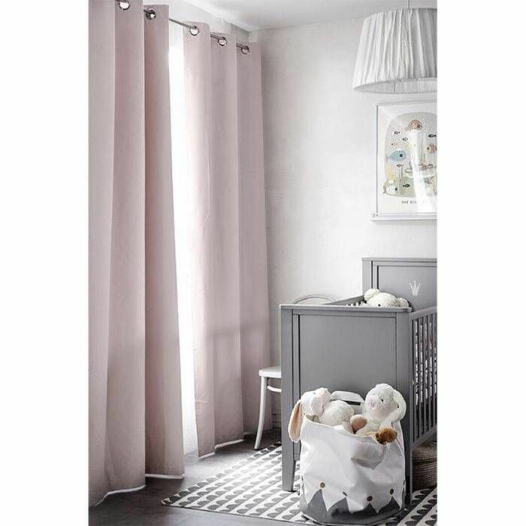 Rosa mörkläggningsgardin från Ellos Home, finns i flera färger. <a href="http://www.awin1.com/cread.php?awinaffid=439053&awinmid=8905&clickref=gardiner&p=https%3A%2F%2Fwww.ellos.se%2Fellos-home%2Fmorklaggningsgardin-filippa-1-pack%2F1041100-05">Här kan du läsa mer och köpa dem</a>. Rosa mörkläggningsgardin