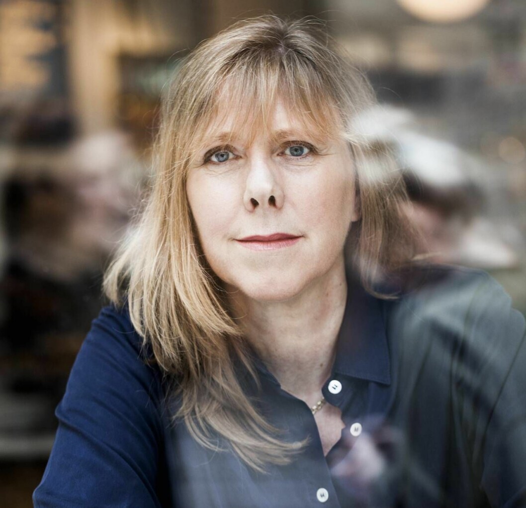 Bjud in dina vänner på te och skorpor en vanlig vardagskväll, utan att ha städat innan, tipsar Bella Linde som tycker att vi måste avdramatisera umgänget. Bella Linde sitter på ett fik
