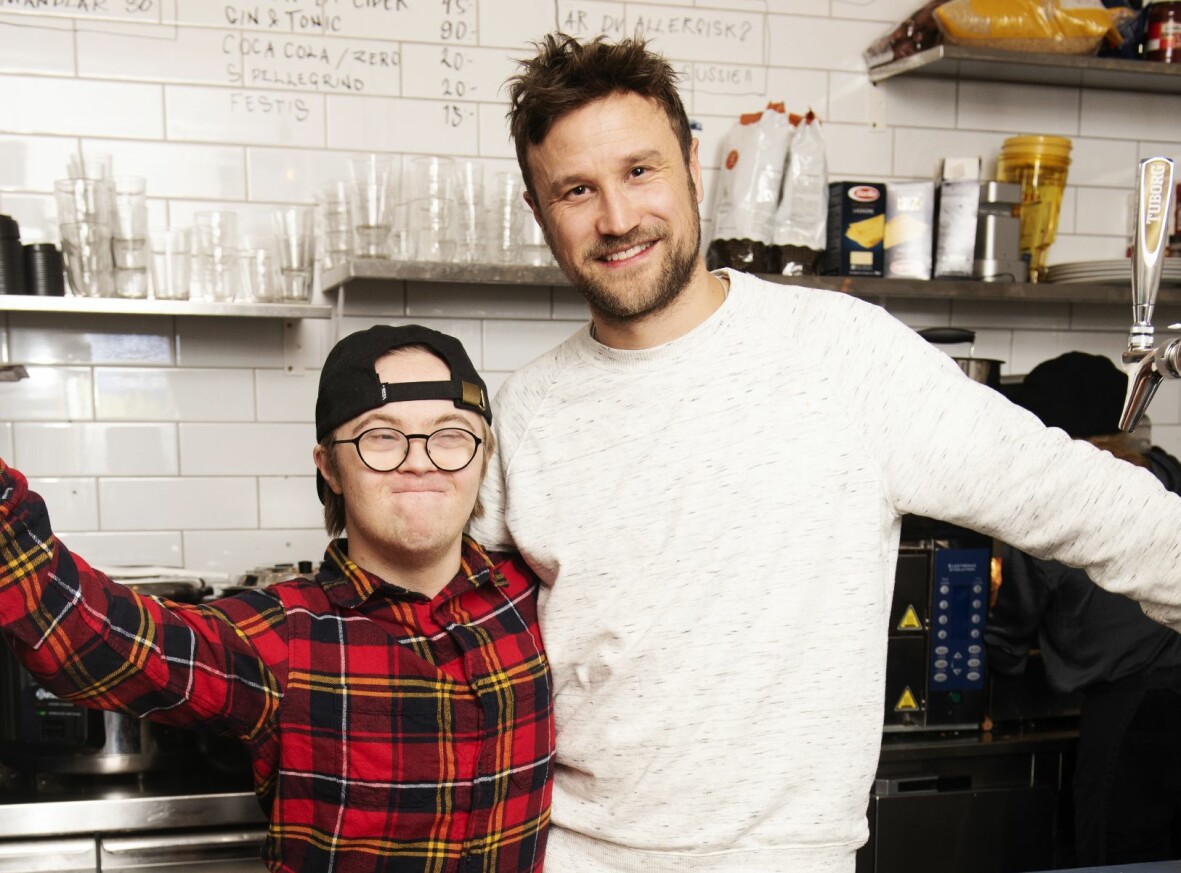 Benjamin och hans personliga assistent Love gillar att jobba ihop. Benjamin och hans personliga assistent Love står i restaurangköket och håller om varandra.